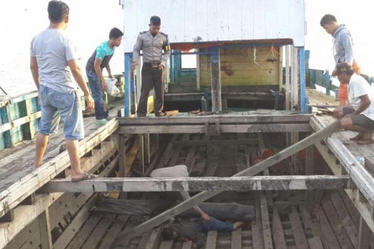 Mayat tak beridentitas ditemukan warga di dalam kapal kayu yang bersandar di Pelabuhan tradisional kandang Babi Nunukan. 