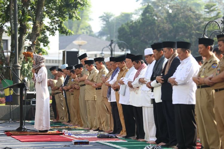 Pemerintah Kota (Pemkot) Bandung menggelar shalat istisqa yang diikuti oleh tidak kurang dari 1.000 Aparatur Sipil Negara (ASN) di Balai Kota Bandung, Jalan Wastukencana, Kota Bandung, Senin (16/10/2017). 