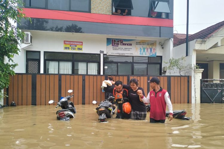 Kemensos mengirimkan perahu karet untuk membantu proses evakuasi korban banjir di sekitar Jakarta, Kabupaten Bogor, dan Bekasi.