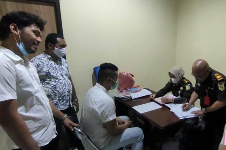 Penyidik Polresta Pulau Ambon menyerahkan tersangka pembunuhan ke Jaksa Penuntut Umum Kejaksaan Negeri Ambon, Selasa (19/4/2022)