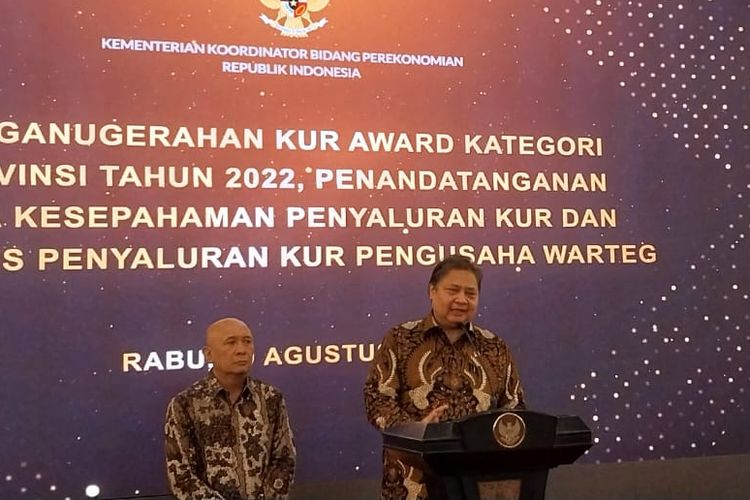 Menko Bidang Perekonomian Airlangga Hartarto didampingi Menkop UKM Teten Masduki memberikan keterangan pers, di Jakarta, Rabu (9/8/2023).