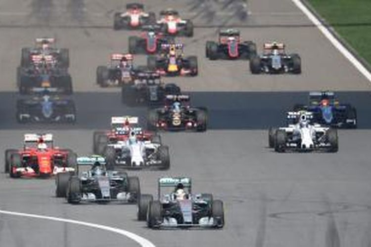 Pebalap Mercedes asal Inggris, Lewis Hamilton, memimpin rombongan pebalap pada balapan GP China di Sirkuit Shanghai, Minggu (12/4/2015).