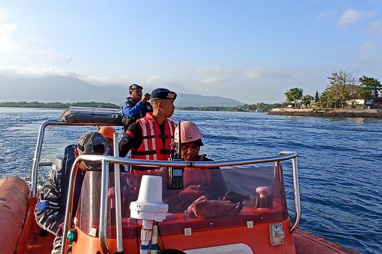 Petugas SAR melakukan pencarian terhadap korban penumpang kapal yang menceburkan diri di perairan Selat Bali, Selasa (8/8/2023).