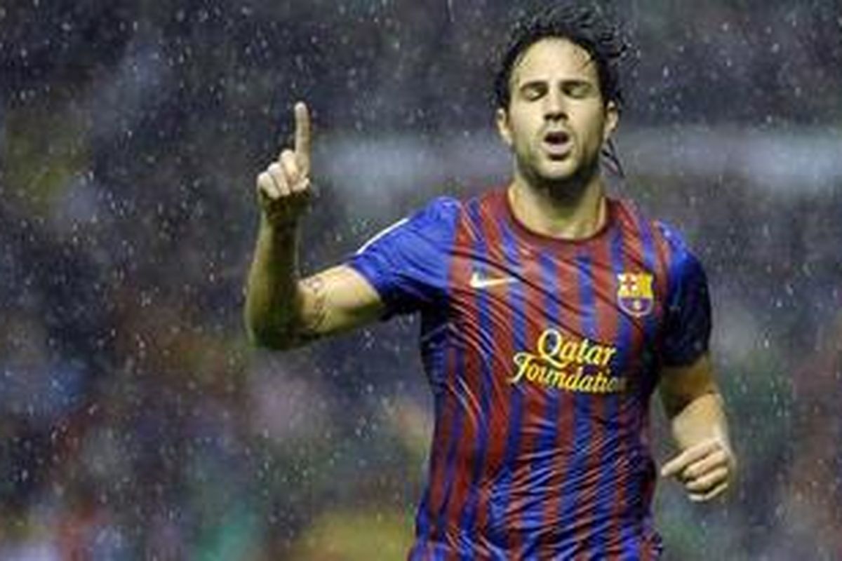 Gelandang Barcelona, Cesc Fabregas, merayakan golnya ke gawang Athletic Bilbao, dalam lanjutan Liga BBVA, di San Mames, Minggu (6/11/2011).