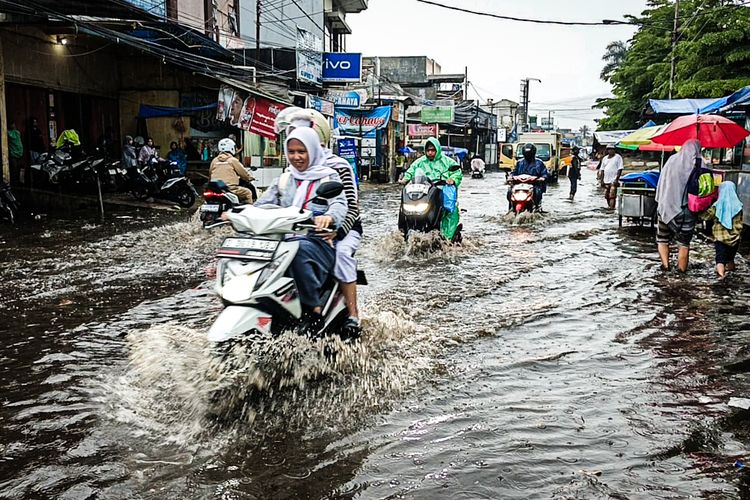 Hujan deras disertai angin kencang yang mengguyur kawasan Lembang, Kabupaten Bandung Barat (KBB), Jawa Barat Jumat (24/10/2025) sejak siang seketika melumpuhkan aktivitas warga.