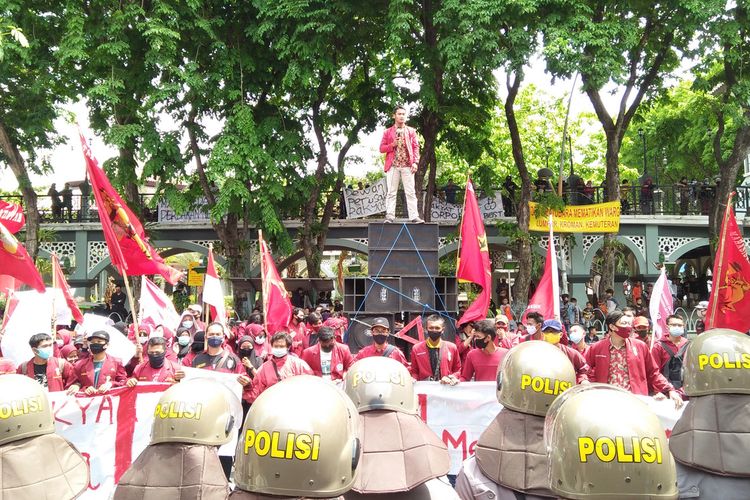 Mahasiswa dari IMM Gresik saat menggelar aksi demonstrasi menolak omnibus law di depan gedung DPRD Gresik, Kamis (8/10/2020).