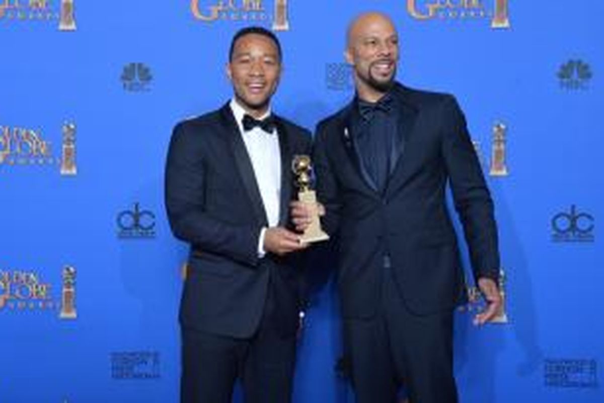 Vokalis John Legend (kiri) dan rapper Common berpose seusai menerima penghargaan Golden Globe untuk kategori musik terbaik berkat Glory, lagu tema film Selma, di Beverly Hilton Hotel, Beverly Hills, Los Angeles, California, Amerika Serikat, Minggu (11/1/2015) waktu setempat.  