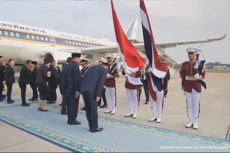 PM Thailand Tiba di Jakarta, Membungkuk di Hadapan Pasukan Jajar Kehormatan RI