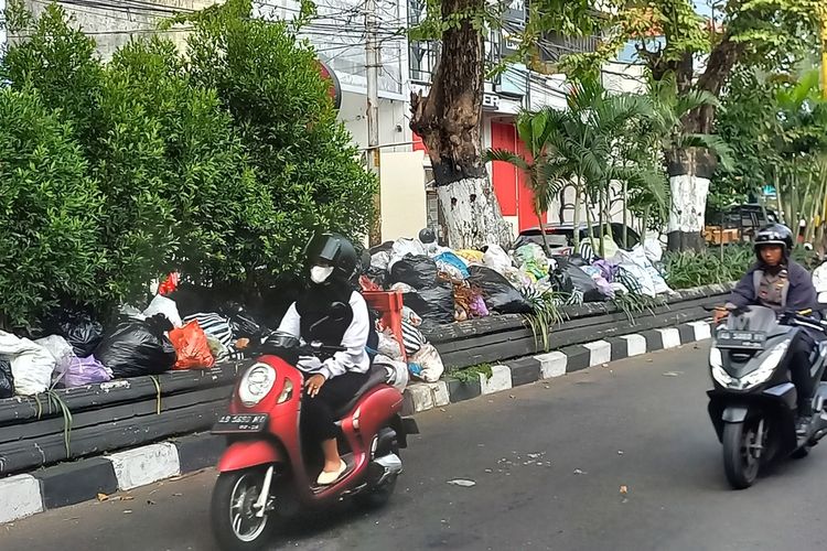 TUmpukan sampah di Jalan Affandi, Kota Yogyakarta. Nampak sampah-sampah diletakkan di tengah-tengah jalan, Rabu (5/6/2024)