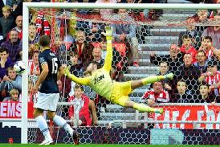 Salah satu penyelamatan gemilang kiper Manchester United, David De Gea, saat melawan Sunderland, Sabtu (5/10/2013). 