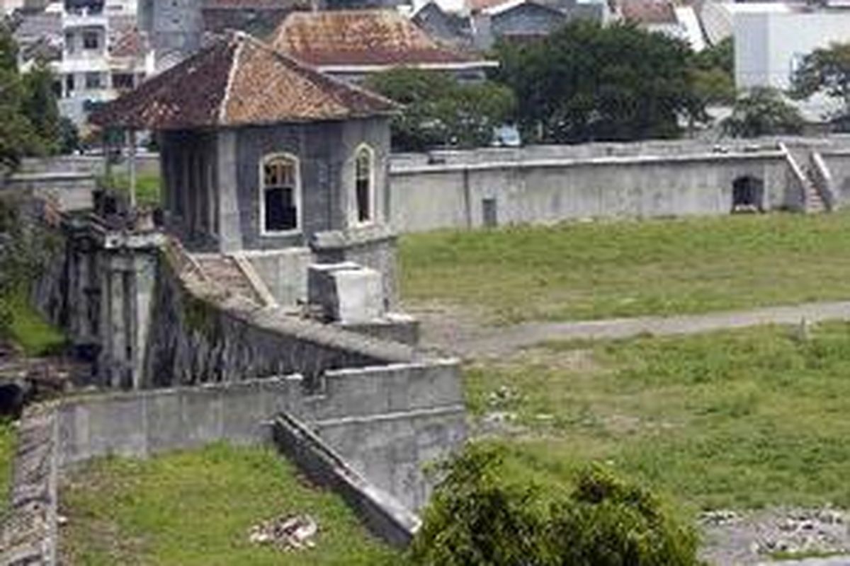 Walau merupakan saksi sejarah perkembangan Kota Solo, Benteng Vastenburg yang dibuat tahun 1745 oleh Baron van Imhoff kondisinya memprihatinkan, Sabtu (22/12). Selain sudah menjadi milik perseorangan, di areal benteng ini rencananya akan dibangun hotel.