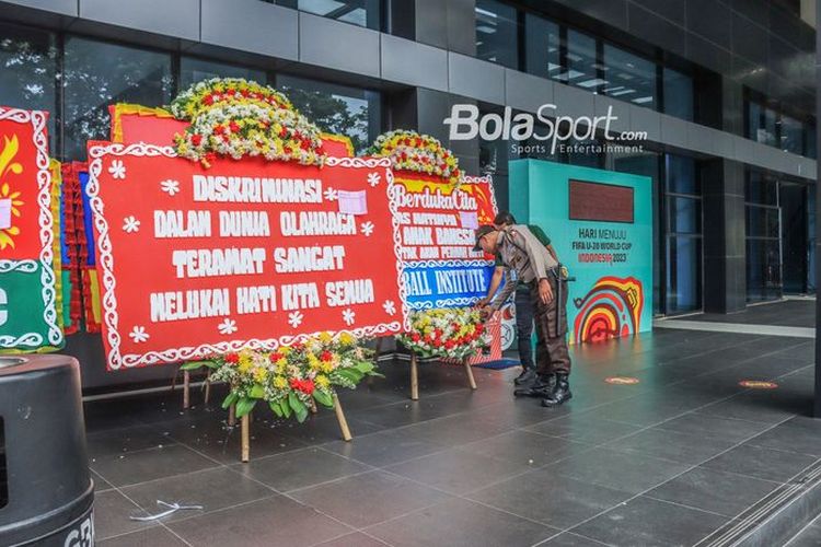 Karangan bunga membanjiri lobi depan kantor PSSI di GBK Arena, Senayan, Jakarta, Kamis (30/3/2023).
