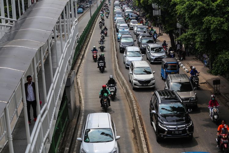 Pengendara sepeda motor menerobos masuk ke jalur Transjakarta di kawasan Pasar Rumput, Manggarai, Jakarta Selatan, Jumat (6/10/2017). Meski seringkali dilakukan razia oleh Polisi, sejumlah pengendara sepeda motor masih nekad melakukan pelanggaran dengan menerobos jalur Transjakarta.