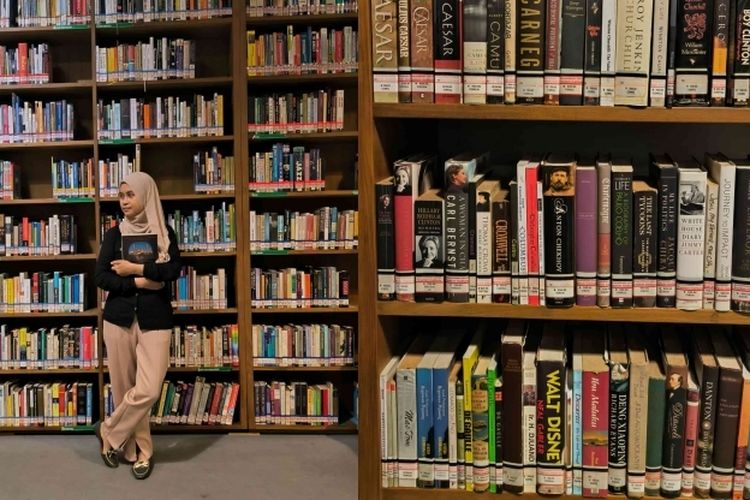 Foto di dalam area perpus dan koleksi buku-buku di Freedom Institute