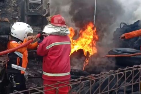 Kebakaran Garasi di Madiun, 2 Bus dan 1 Pikap Hangus Dilalap Si Jago Merah