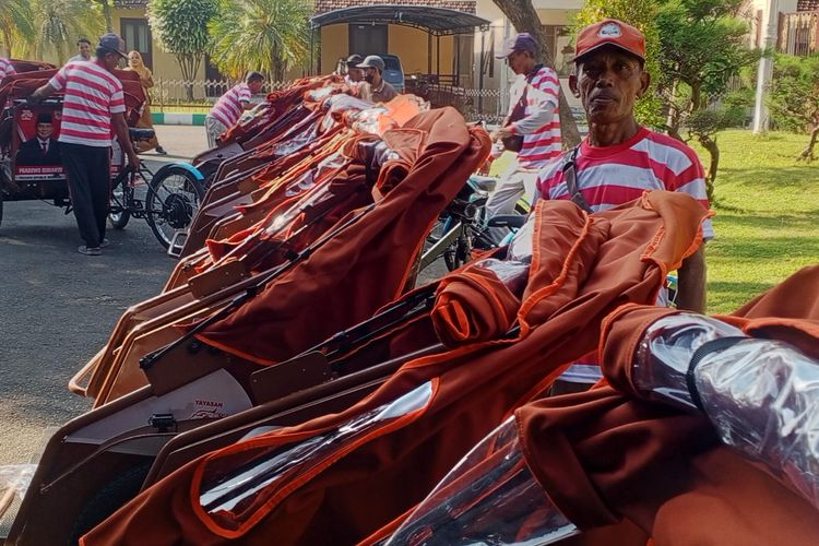 Becak listrik dari Presiden Prabowo diserahkan kepada penerima di halaman Pendopo Bupati Pamekasan, Senin (14/7/2025)