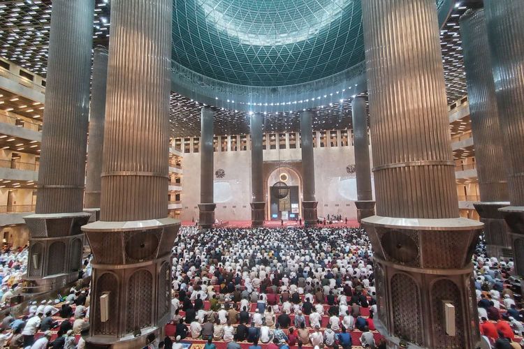 Ruang utama Masjid Istiqlal dipenuhi jamaah shalat Idul Adha 1443 Hijriah, Minggu (10/7/2022).