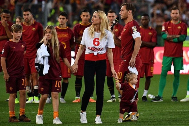 Francesco Totti, Ilary Blasi, dan ketiga anak mereka dalam seremoni perpisahan seusai laga antara AS Roma dan Genoa di Stadion Olimpico, Minggu (28/5/2017). 