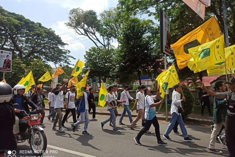 Ratusan mahasiswa di Jember demo tolak kenaikan BBM pada Selasa (6/9/2022)