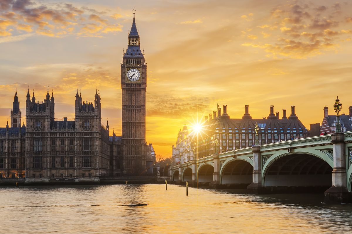 Ilustrasi Inggris - Pemandangan Big Ben dan Westminster Bridge di London (dok. https://www.freepik.com/vwalakte | Prochasson Frederic).