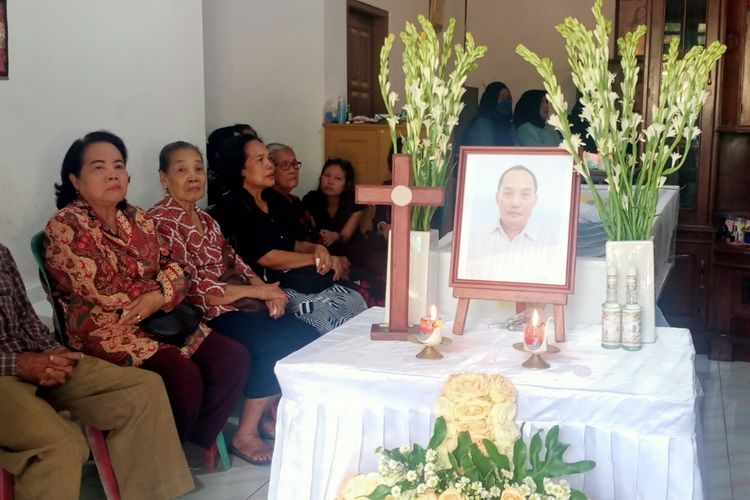 Rumah duka disemayamkannya jenazah Sigit Widodo (54) di Jalan Puntadewo Raya Nomor 7, Kota Malang, Jawa Timur pada Jumat (16/2/2024). Sigit merupakan ketua KPPS di Kota Malang. 