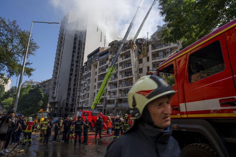 Petugas pemadam kebakaran bekerja di lokasi sebuah bangunan tempat tinggal setelah ledakan, di Kyiv, Ukraina, Minggu, 26 Juni 2022. 