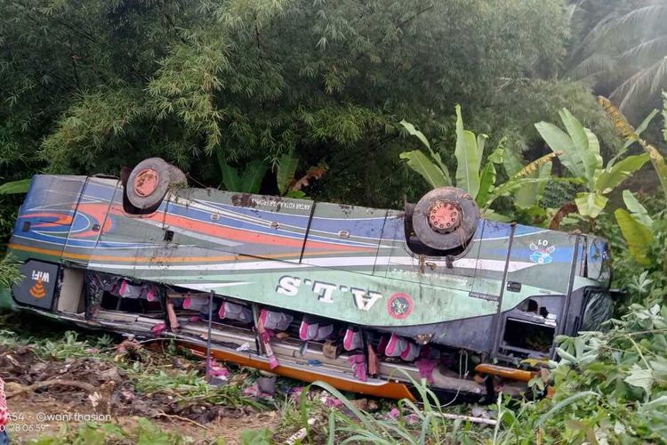 Bus ALS yang mengangkut puluhan penumpang, masuk ke dalam jurang di Desa Aek Badak, Kecamatan Sayur Matinggi, Kabupaten Tapanuli Selatan, Jumat (28/10/2022) subuh. Akibatnya, belasan orang mengalami luka-luka dan 1 orang meninggal dunia