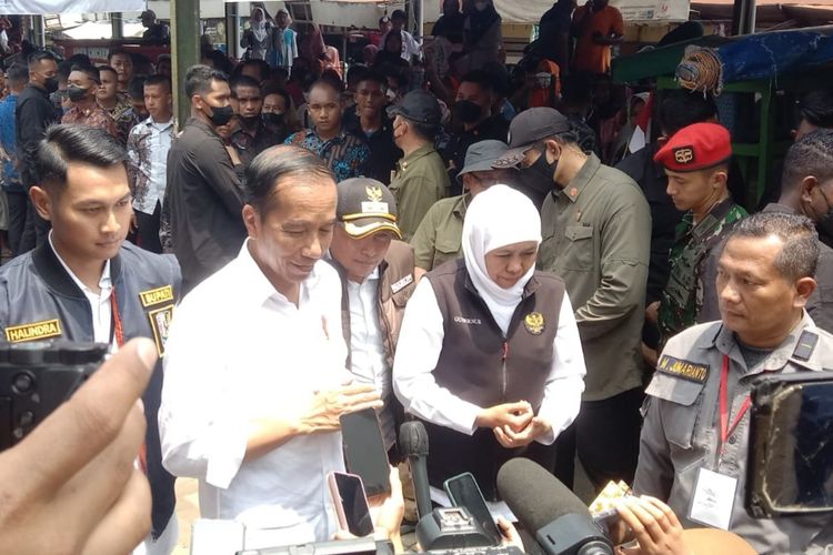 Presiden Joko Widodo blusukan mengecek harga sembako menjelang Hari Raya Idul Fitri di Pasar Merakurak Tuban, Jawa Timur, Kamis (6/4/2023).