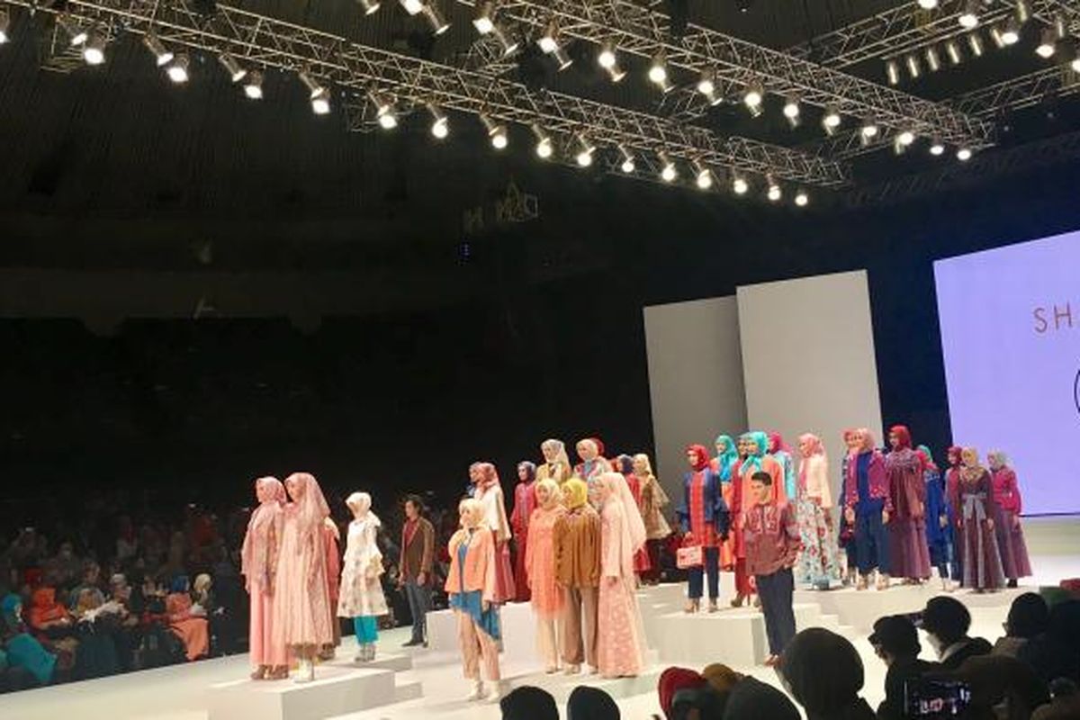 Koleksi busana label Shafira dalam Indonesia Fashion Week 2017 di Jakarta, Jumat (3/2/2017).