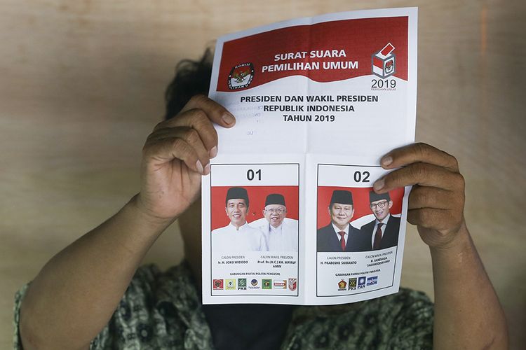 Petugas KPPS melakukan penghitungan suara di TPS 221 Panti Sosial Bina Laras Harapan Sentosa 1 Cengkareng, Jakarta Barat, Rabu (17/4/2019). Berdasarkan data KPU pada tahun 2019 terdapat 54.282 orang penyandang disabilitas masuk dalam daftar pemilih tetap (DPT) dan ikut berpartisipasi merayakan pesta demokrasi.