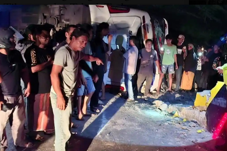 Bus Sinar Jaya Terguling Usai Hantam Truk di Brebes, 4 Orang Terluka