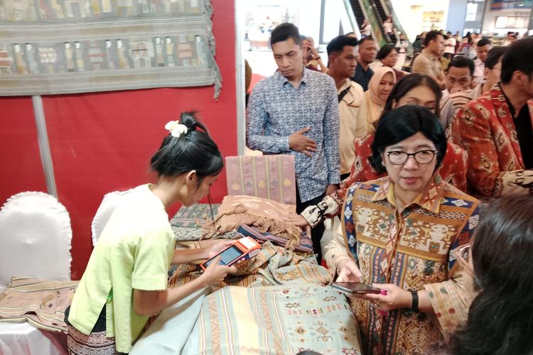 Cerita Gubernur BI Berburu Tenun NTT hingga Dini Hari