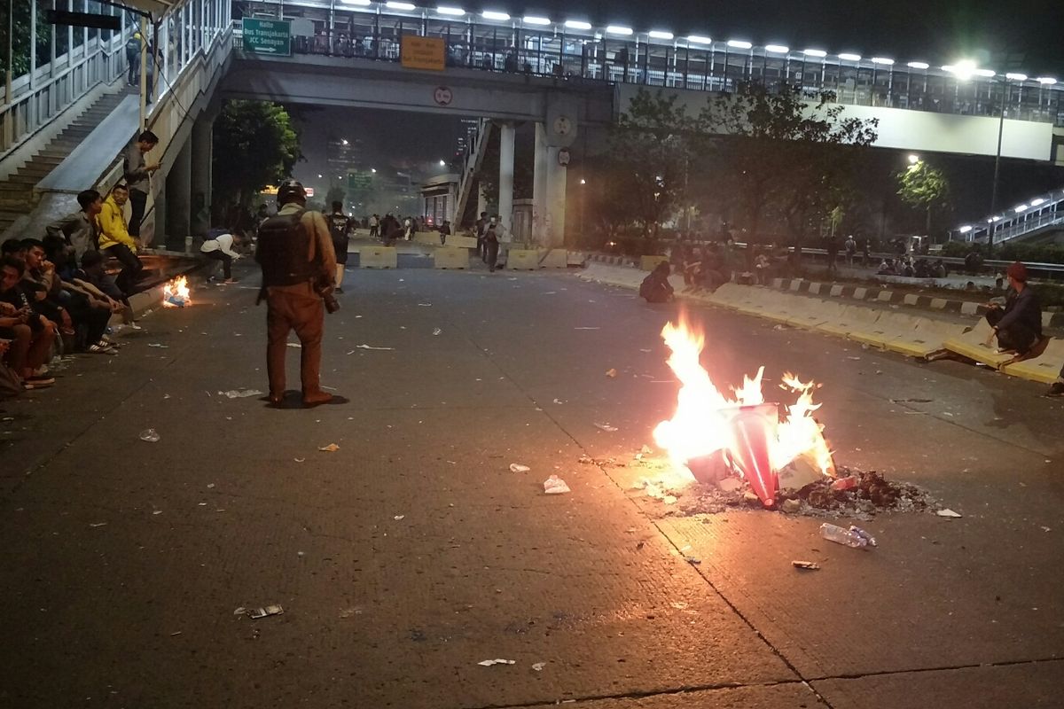 Kondisi mahasisea di Jalan Gatot Subroto, tepatnya di Halte JCC Transjakarta, Selasa (24/9/2019).