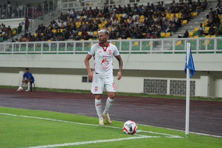 Pemain Malut United, Tyronne del Pino, saat beraksi di ajang Super League 2025-2026.