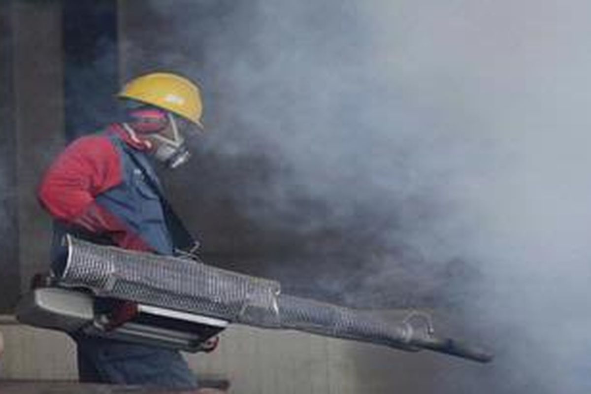 Mencegah DBD - Petugas melakukan pengasapan pada sebuah gedung di Kota Semarang, Jawa Tengah untuk mencegah serangan nyamuk demam berdarah, Kamis (14/4/2011). Faktor kepadatan penduduk selama ini turut memicu tingginya kasus Demam Berdarah Dengue (DBD) seperti di Jakarta, Bandung, Yogyakarta, Semarang, dan Surabaya.