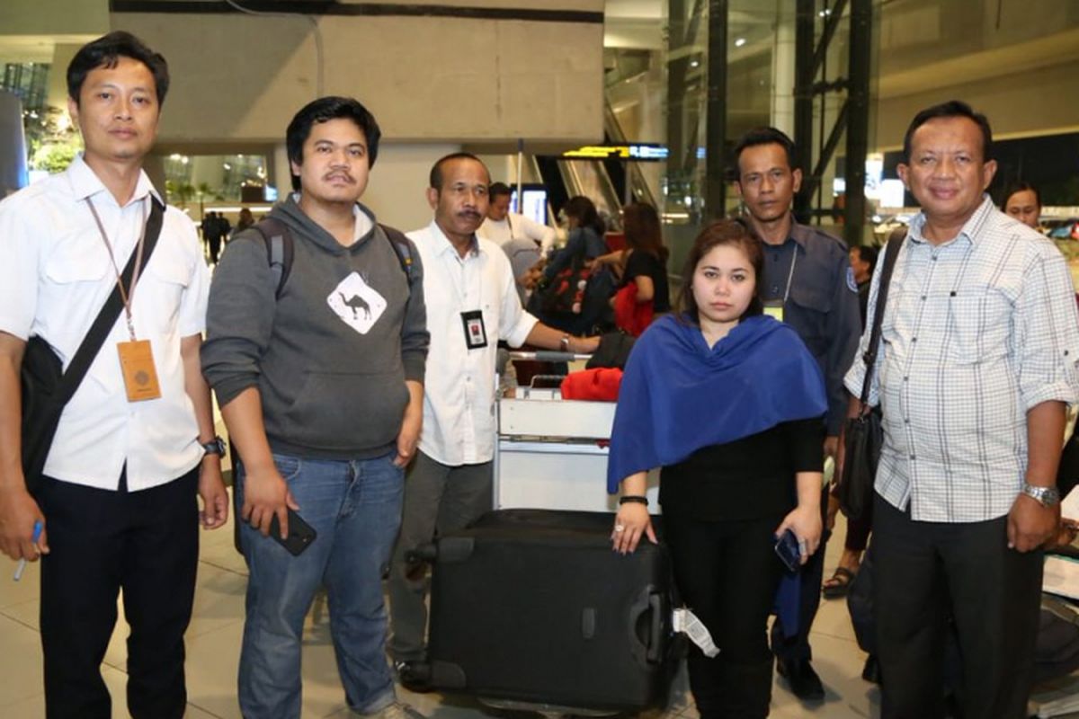 Pekerja Migran Indonesia (PMI) asal Yordania Diah Anggraini (36) kembali ke Indonesia setelah 12 tahun kehilangan kontak dengan keluarganya. Diah bersama 4 PMI lain tiba di Bandara Soekarno Hatta Senin malam (18/2/2019).