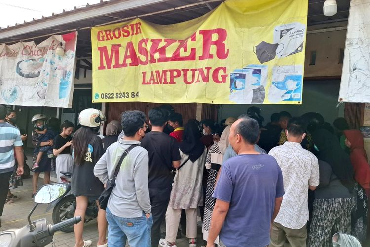 Abu Gunung Anak Krakatau Masih Tebal, Masker di Bandar Lampung Ludes, Warga Rela Antre