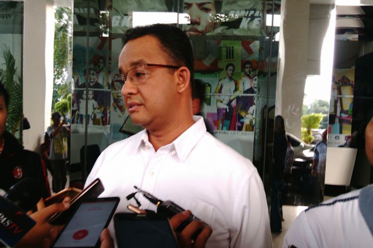 Calon gubernur DKI Anies Baswedan saat diwawancarai di depan kantor Tempo, di Palmerah, Jakarta Barat. Jumat (21/4/2017)
