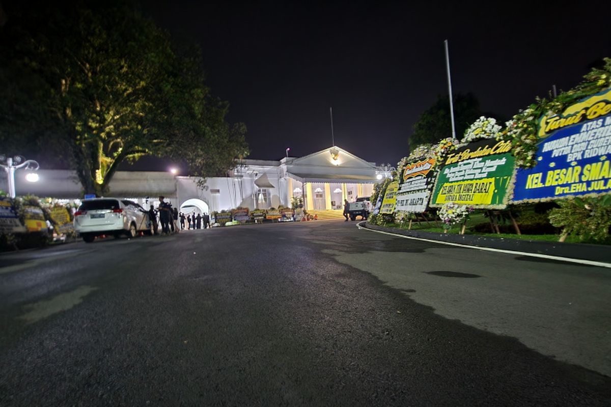 Suasan Rumah Dinas Gubernur Jawa Barat Ridwan Kamil atau Gedung Pakuan di Jalan Oto Iskandardinata, Kota Bandung, Jawa Barat, Kamis (9/6/2022) malam.