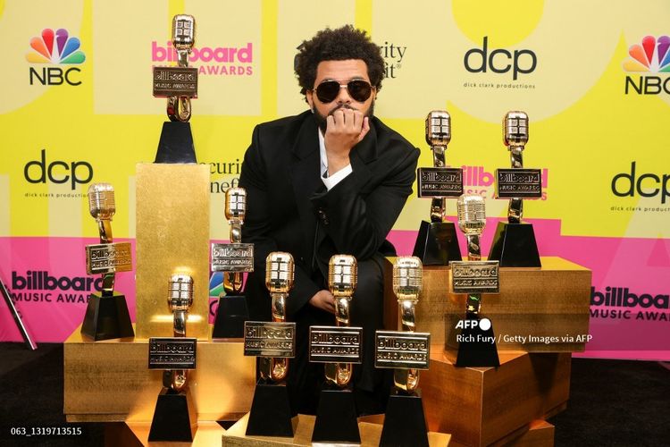 Penyanyi The Weeknd berpose dengan 10 penghargaan yang diterimanya di ajang Billboard Music Awards 2021 yang digelar di Microsoft Theater di Los Angeles, California, Minggu (23/5/2021). 