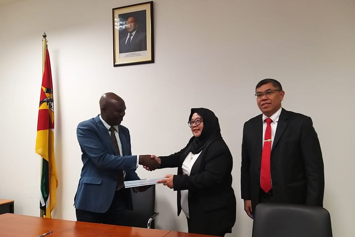 Kepala Badan Riset dan SDM Kelautan dan Perikanan (BRSDM) I Nyoman Radiarta mewakili Kementerian Kelautan dan Perikanan dan Interim Permanent Secretary Eugénio De Amarante António mewakili Kementerian Laut, Perairan Darat, dan Perikanan dari Mozambik menandatangani MoU kerja sama di pengembangan SDM di Maputo, Mozambik, Senin (21/8/2023).
