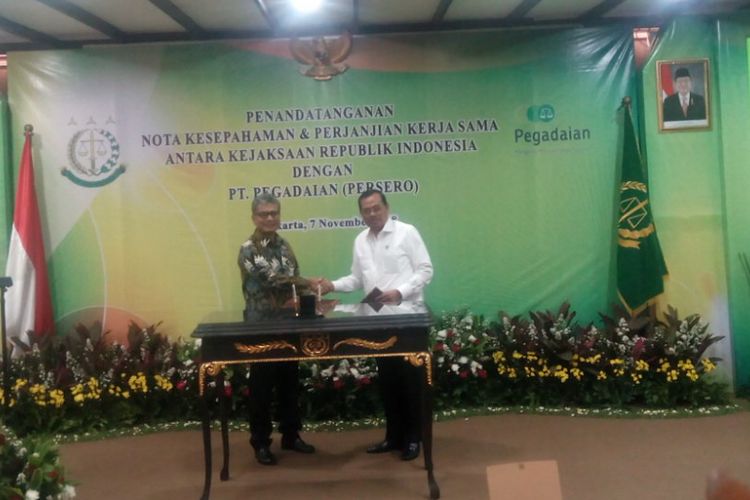 Direktur Utama PT Pegadaian (Persero) Sunarso (kiri) di kantor di kantor Kejaksaan Agung RI, Jakarta Selatan, Rabu (7/11/2018).