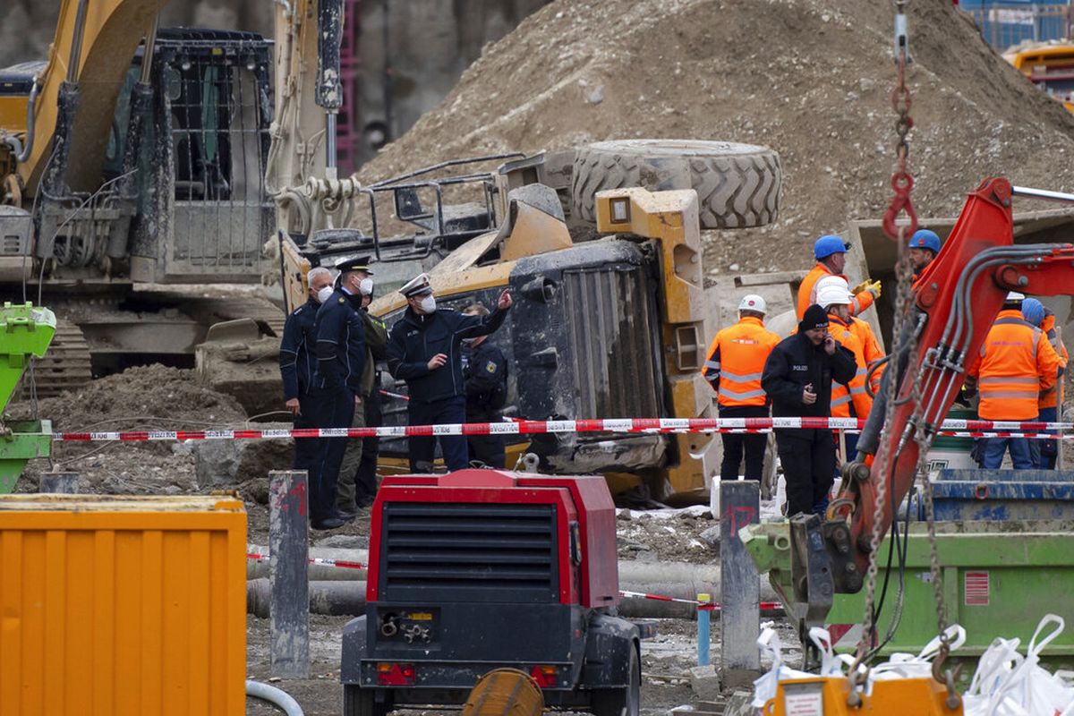 Petugas pemadam kebakaran, polisi, dan pegawai kereta api terlihat di sebuah lokasi kereta api di Munich, Jerman, Rabu, 1 Desember 2021. 