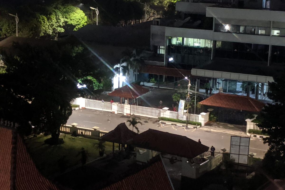 Kawasan di depan Menara Kompas, Jalan Palmerah Selatan, Jakarta Pusat, Rabu (25/9/2019) malam tampak sepi. Karyawan di dalam kawasan perkantoran di sana dilarang keluar. Warga yang hendak melintas di jalan ini pun diminta berputar atau malah tidak diizinkan.