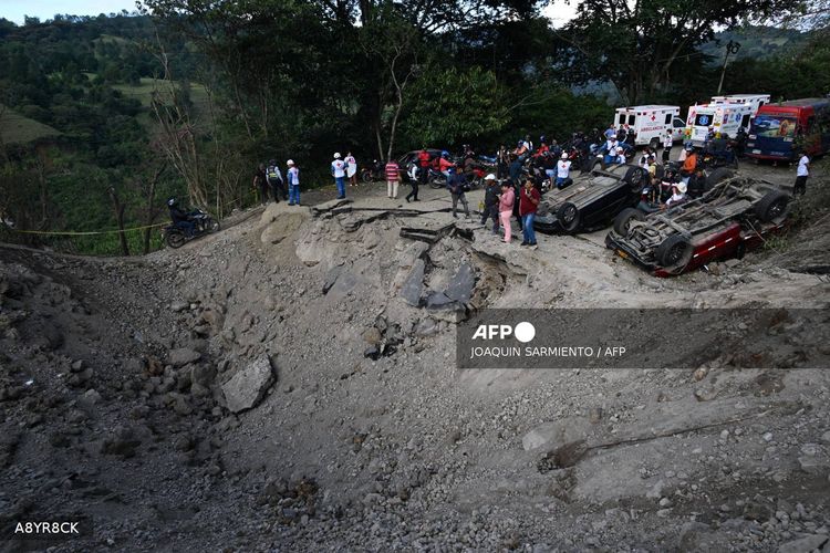 Para pekerja Palang Merah beroperasi di lokasi ledakan sementara orang-orang menyaksikan setelah serangan bom di El Tunel, di jalan Popayan-Cali, di Cajibio, departemen Cauca, Kolombia, pada 25 April 2026.