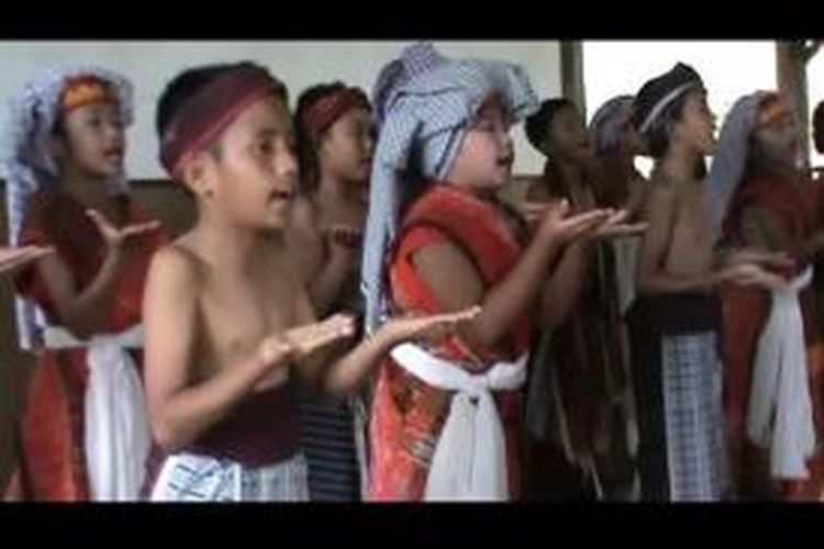 Anak-anak Tobasa sedang martumba di hadapan peserta sosialisasi Geopark Kaldera Toba di Taman Eden 100, Kabupaten Tobasa, Sumatera Utara, Jumta (19/12/2014).