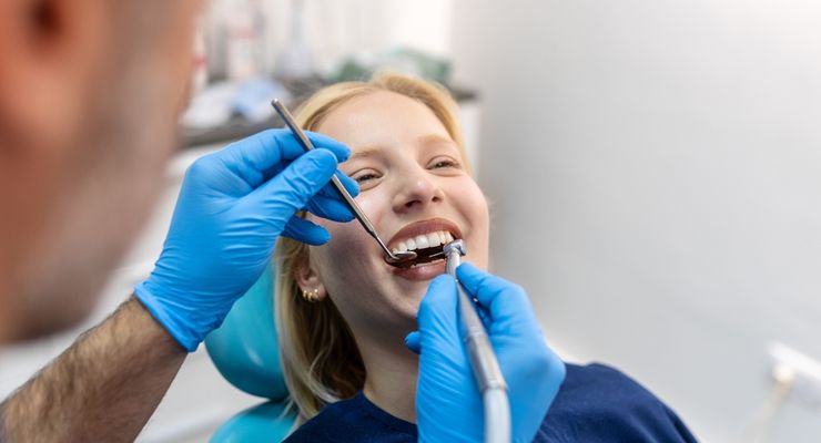Mitos atau Fakta: Mencabut Gigi Atas dapat Sebabkan Kebutaan