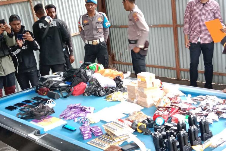 Sejumlah barang sitaan hasil razia cipta kondisi yang dilakukan Polres Lanny Jaya. Tampak juga terdapat 8 unit HT yang diduga akan dikirim kepada KKB pimpinan Egianus Kogoya yang sempat berada di Distrik Kuyawage, Lanny Jaya, Papua Pegunungan, Jumat (3/3/2023)