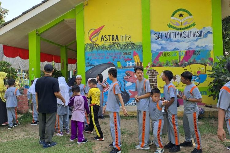 Dukungan Astra Infra juga diwujudkan lewat pemberian beasiswa bagi siswa-siswa berprestasi. Program beasiswa diharapkan dapat memupuk semangat siswa SKh Aditiya Silih Asih untuk menorehkan prestasi, baik secara akademis maupun ekstrakurikuler. 