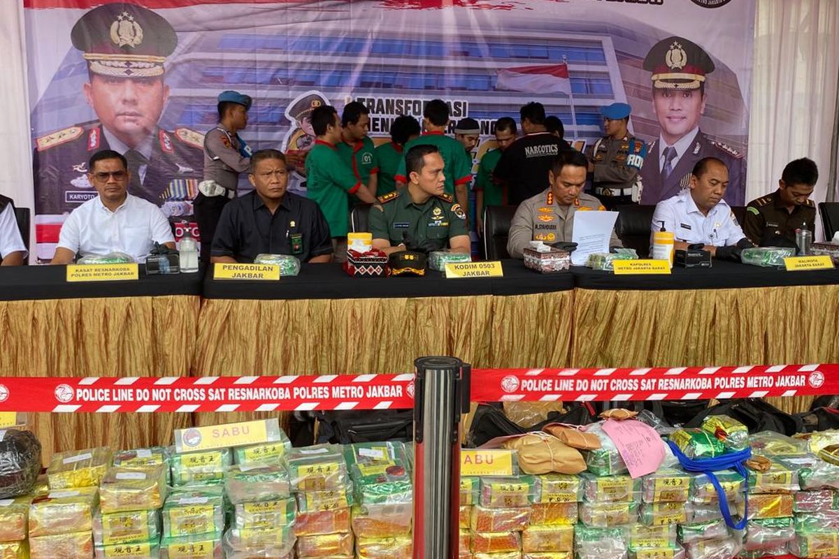 Kapolres Metro Jakarta Barat Kombes Pol M Syahduddi bersama jajarannya di Mapolres Metro Jakarta Barat, Rabu (24/5/2023) menunjukkan barang bukti narkoba hasil sitaan yang akan dimusnahkan. 